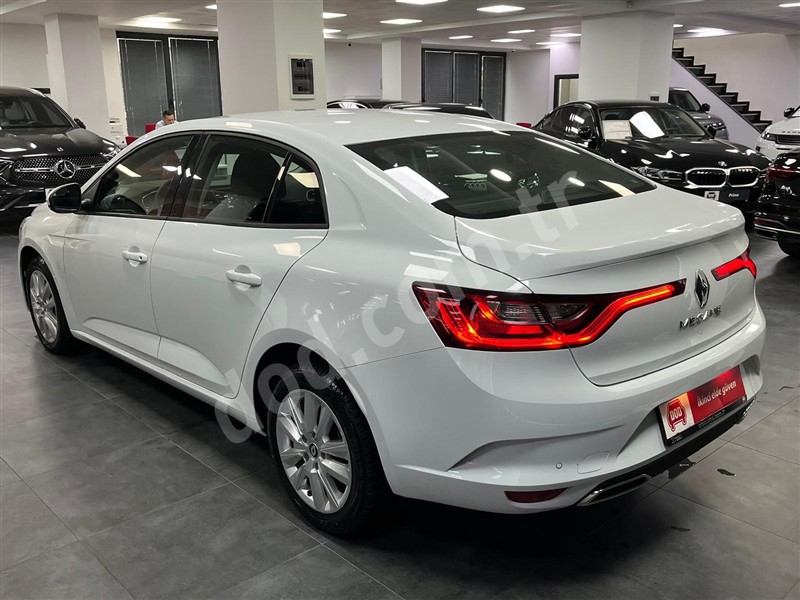 Renault MEGANE 2025 7.132 km 7